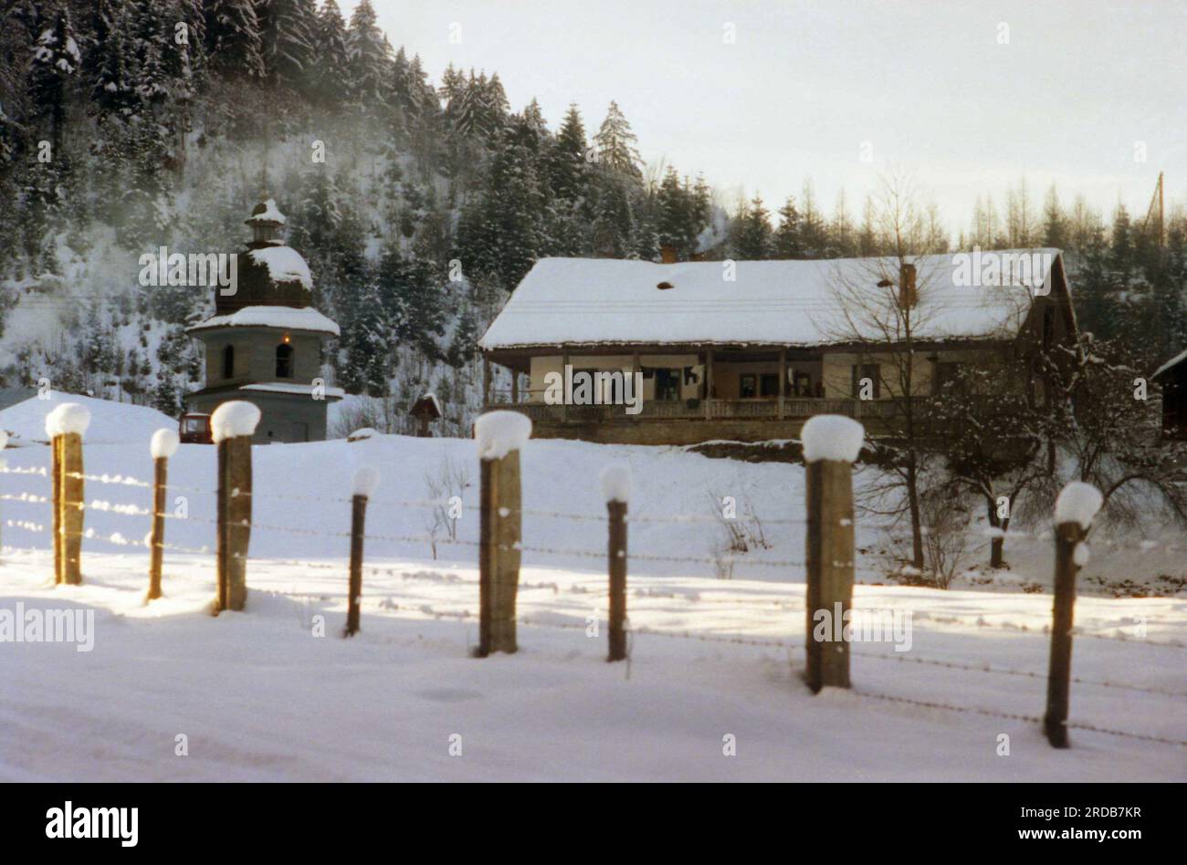 Kloster Tarcau, Bezirk Neamt, Rumänien, 1999. Der Glockenturm und ein traditionelles Haus dienen als Klosterunterkunft. Stockfoto