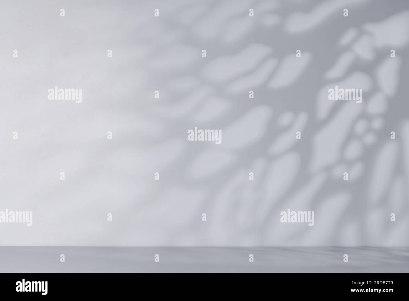 Ein optisch ansprechender Hintergrund mit weichen Schatten und reichlich Platz für Kopien, das perfekte Podium für die Präsentation Ihres Produkts Stockfoto