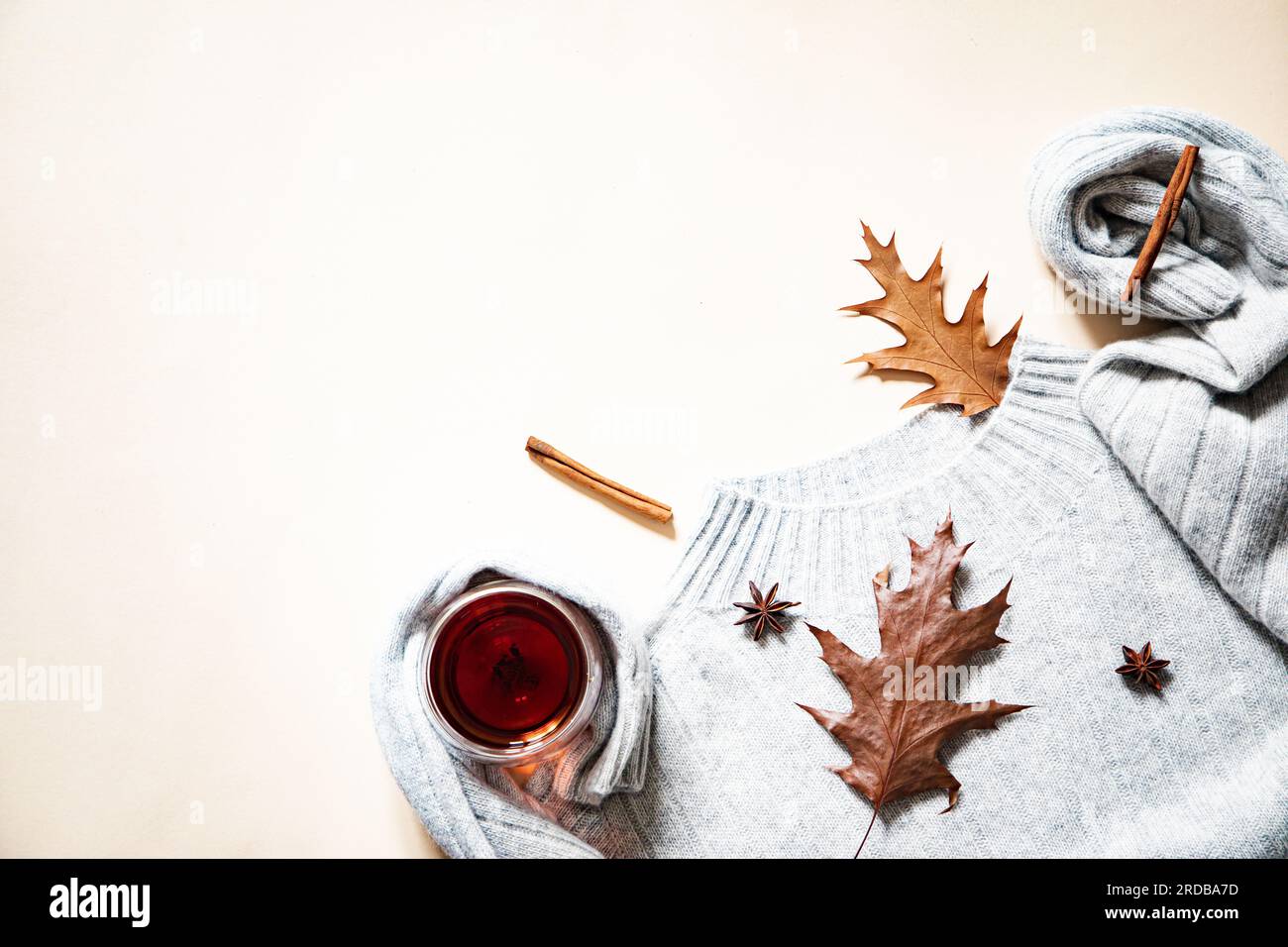 Herbstzusammensetzung. Herbstkonzept. Hygge, gemütliche Herbststimmung, Komfortkonzept. Stockfoto