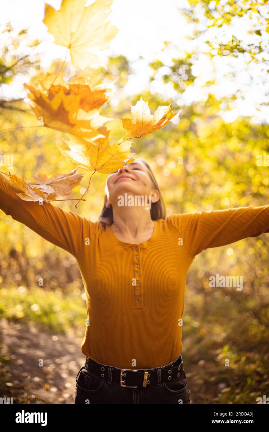 Schöne Frau im Herbstpark. Glück, Harmonie, Selbstfürsorge, Entspannung und Achtsamkeit. Stockfoto