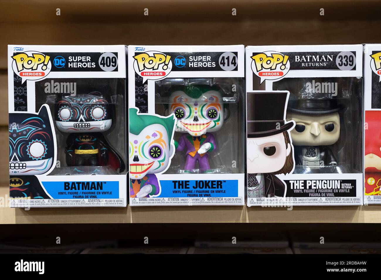 3 Batman-bezogene Funko-Pop-Figuren zum Verkauf bei Newbury Comics, einem Geschäft in der Danbury Fair Mall in Connecticut. Stockfoto