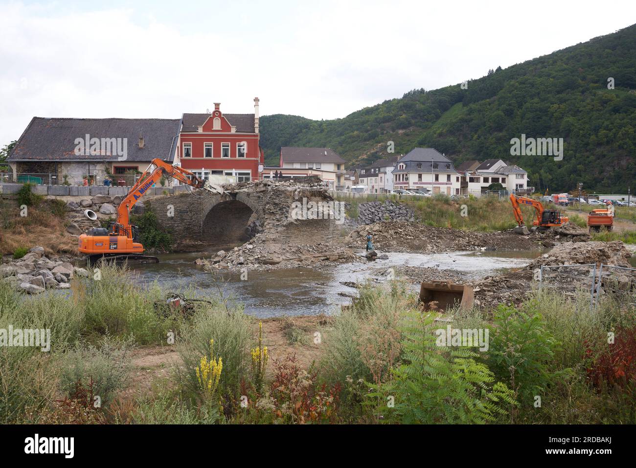 Rech, Deutschland. 20. Juli 2023. Hydraulikbagger zerstören die 300 Jahre alte Nepomuk-Brücke im Ahr-Tal. Das Wahrzeichen von Rech wurde vor zwei Jahren durch die Flutkatastrophe schwer beschädigt. Kredit: Thomas Frey/dpa/Alamy Live News Stockfoto