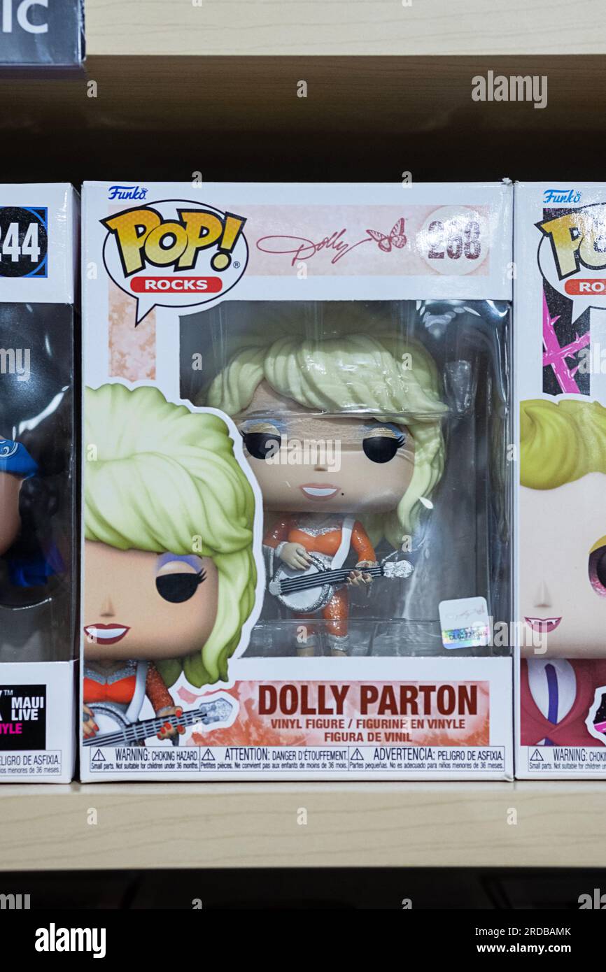 Eine Funko-Pop-Figur des Country-Musik-Superstars Dolly Parton. Zum Verkauf bei Newbury Comics, einem Geschäft in der Danbury Fair Mall in Connecticut. Stockfoto