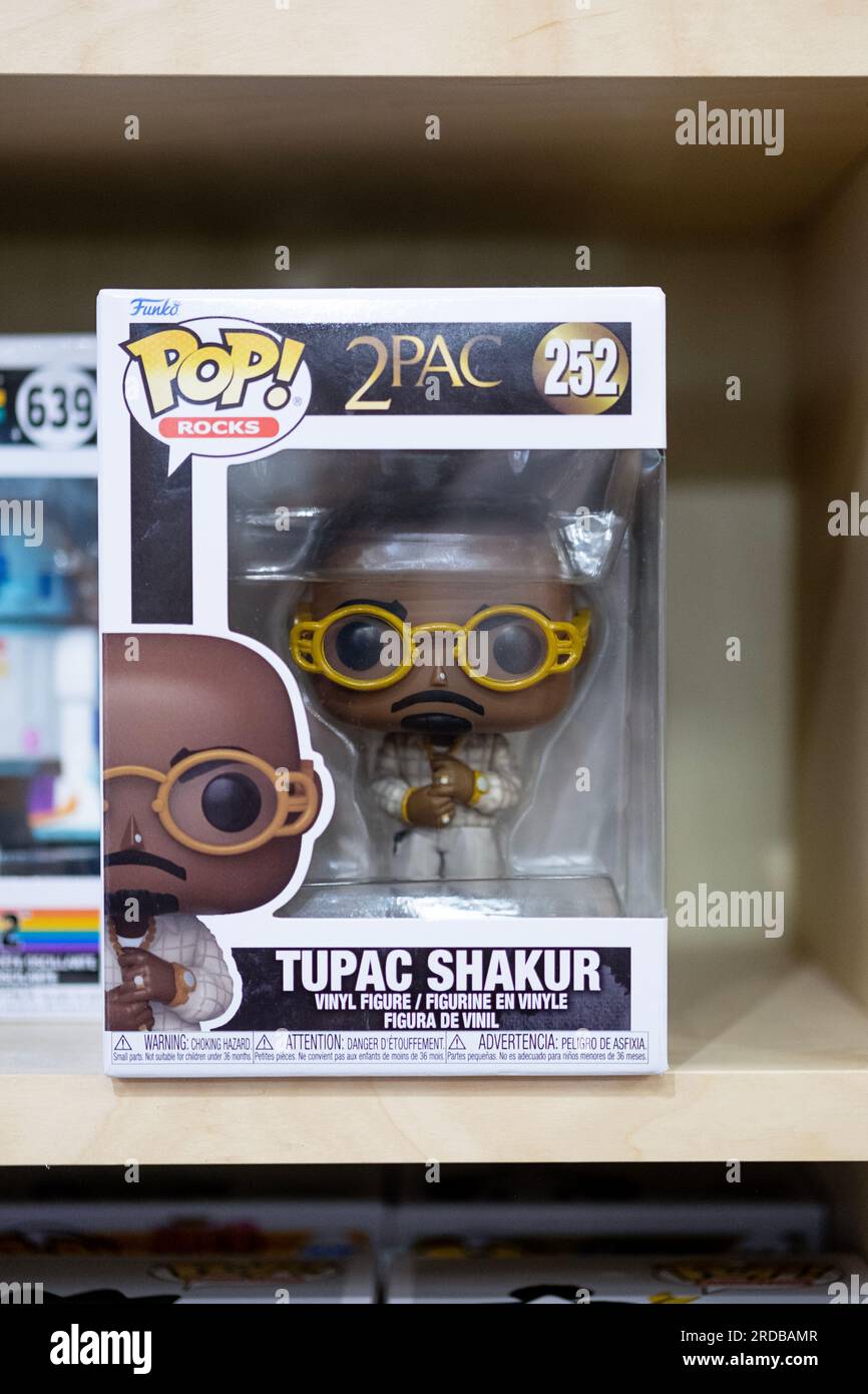 Eine Funko-Pop-Figur des amerikanischen Rap-Musikstars Tupac Shakur. Zum Verkauf bei Newbury Comics, einem Geschäft in der Danbury Fair Mall in Connecticut. Stockfoto