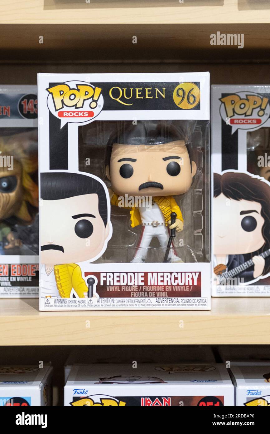 Eine Funko-Pop-Figur von Sängerin und Frontmann der Königin Freddie Mercury. Zum Verkauf bei Newbury Comics, einem Geschäft in der Danbury Fair Mall in Connecticut. Stockfoto