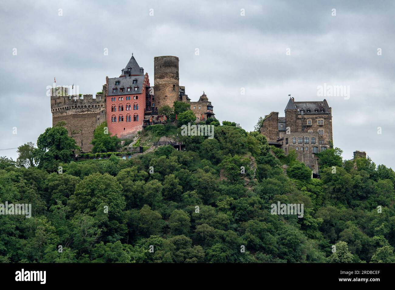 Schloss Schönburg vom Rhein in Deutschland Stockfoto