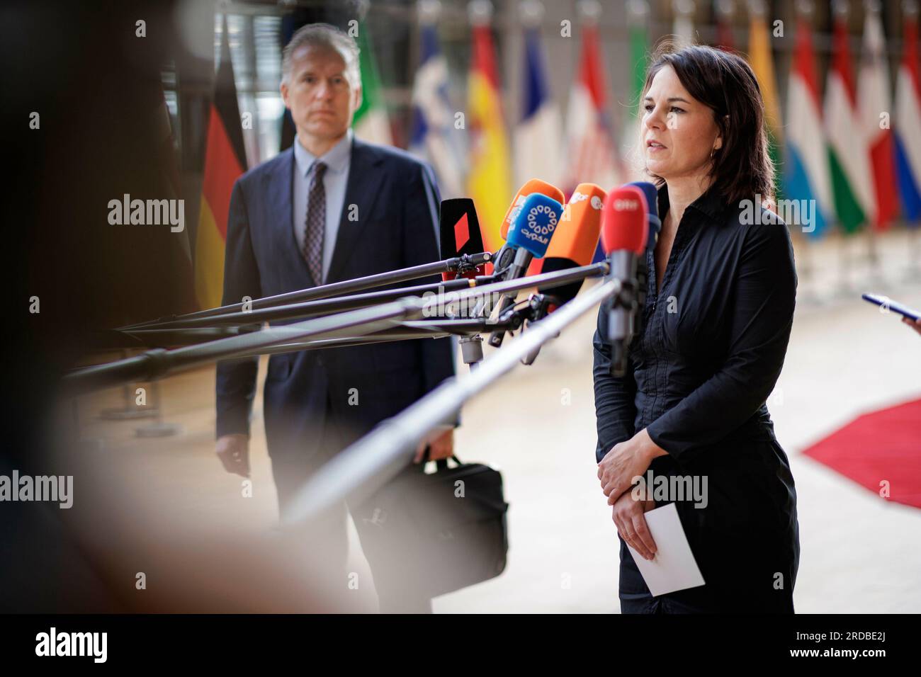 Brüssel, Belgien. 20. Juli 2023. Die Bundesaußenministerin Annalena Baerbock wurde vor einer Arbeitssitzung der EU-Außenminister vor der Haustür getroffen. Brüssel, Den 20.07.2023. Kredit: dpa/Alamy Live News Stockfoto
