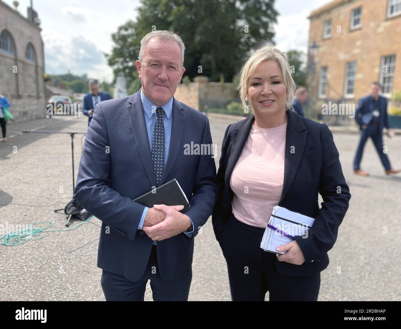 Sinn Fein, Vizepräsidentin Michelle O'Neill und Conor Murphy, im Anschluss an ein Treffen mit Nordirland-Minister Chris Heaton-Harris im Schloss Hillsborough in Co Down. Foto: Donnerstag, 20. Juli 2023. Stockfoto