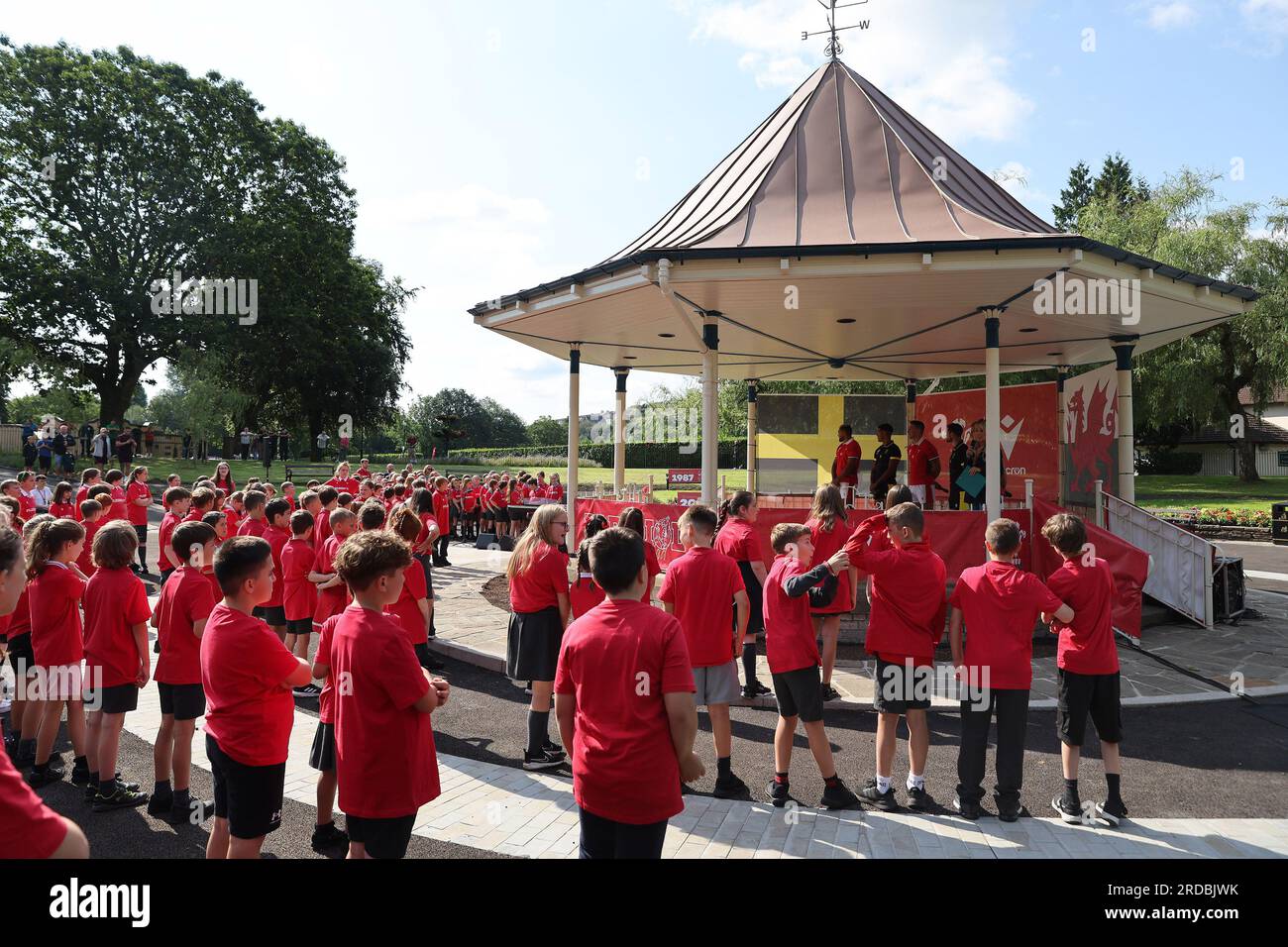 Pontypridd, Großbritannien. 20. Juli 2023. Wales-Spieler am Spielstand beantworten am Donnerstag, den 20. Juli 2023, Fragen an lokale Schulkinder im Wales Rugby-Team Rugby World Cup 2023-Trikot im Ynysangharad war Memorial Park. Bild von Andrew Orchard/Andrew Orchard Sportfotografie/Alamy Live News Credit: Andrew Orchard Sportfotografie/Alamy Live News Stockfoto