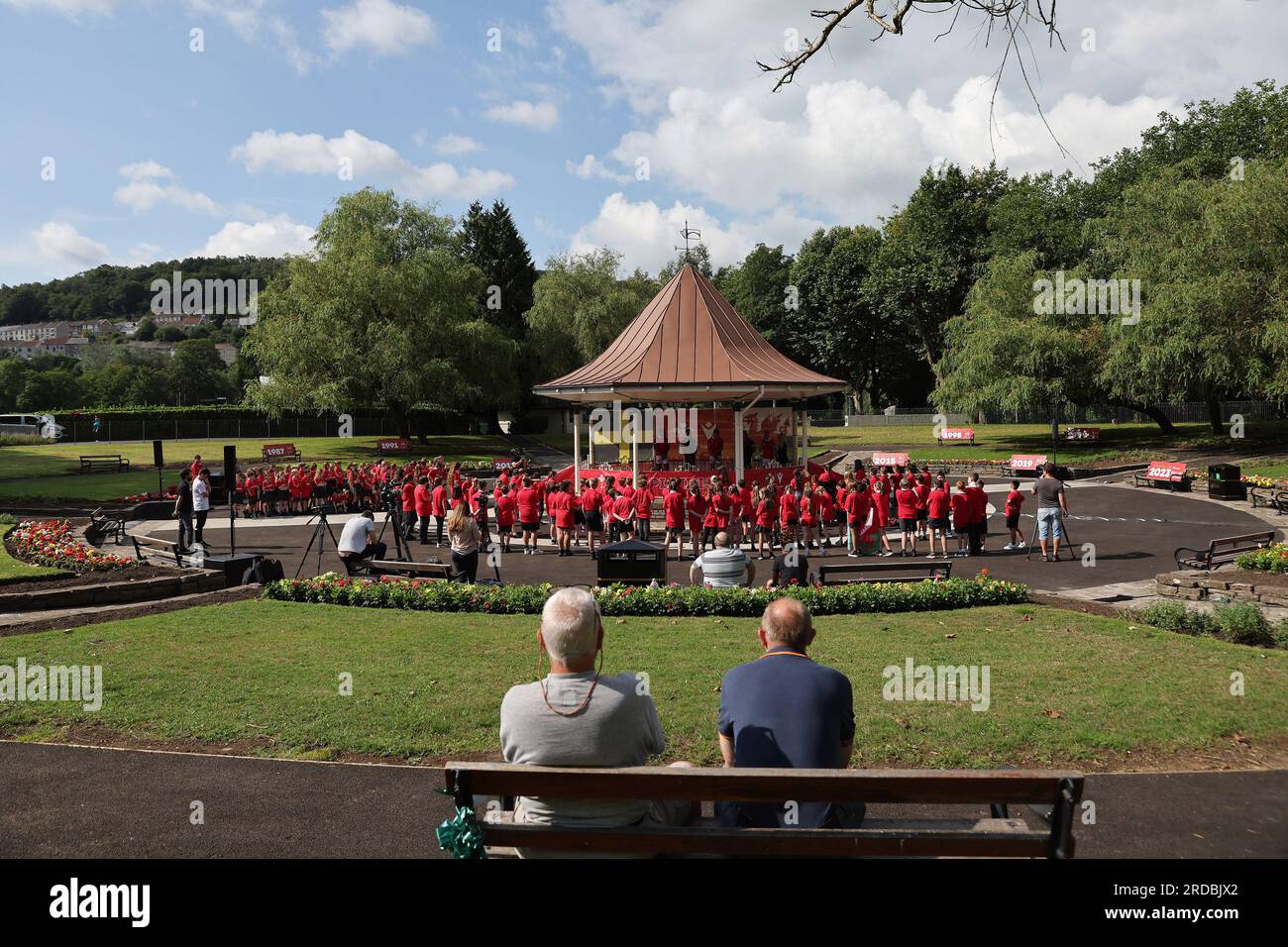 Pontypridd, Großbritannien. 20. Juli 2023. Wales-Spieler am Spielstand beantworten am Donnerstag, den 20. Juli 2023 im Ynysangharad war Memorial Park in Pontypridd, Südwales, Fragen für lokale Schulkinder beim Rugby-Team Rugby World Cup 2023. Bild von Andrew Orchard/Andrew Orchard Sportfotografie/Alamy Live News Credit: Andrew Orchard Sportfotografie/Alamy Live News Stockfoto