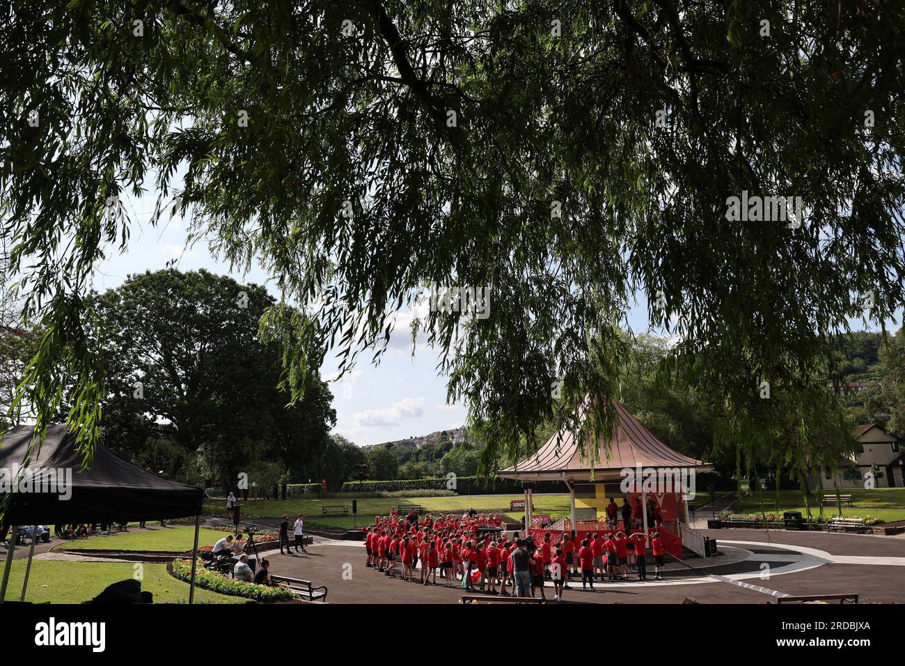 Pontypridd, Großbritannien. 20. Juli 2023. Wales-Spieler am Spielstand beantworten am Donnerstag, den 20. Juli 2023, Fragen an lokale Schulkinder im Wales Rugby-Team Rugby World Cup 2023-Trikot im Ynysangharad war Memorial Park. Bild von Andrew Orchard/Andrew Orchard Sportfotografie/Alamy Live News Credit: Andrew Orchard Sportfotografie/Alamy Live News Stockfoto