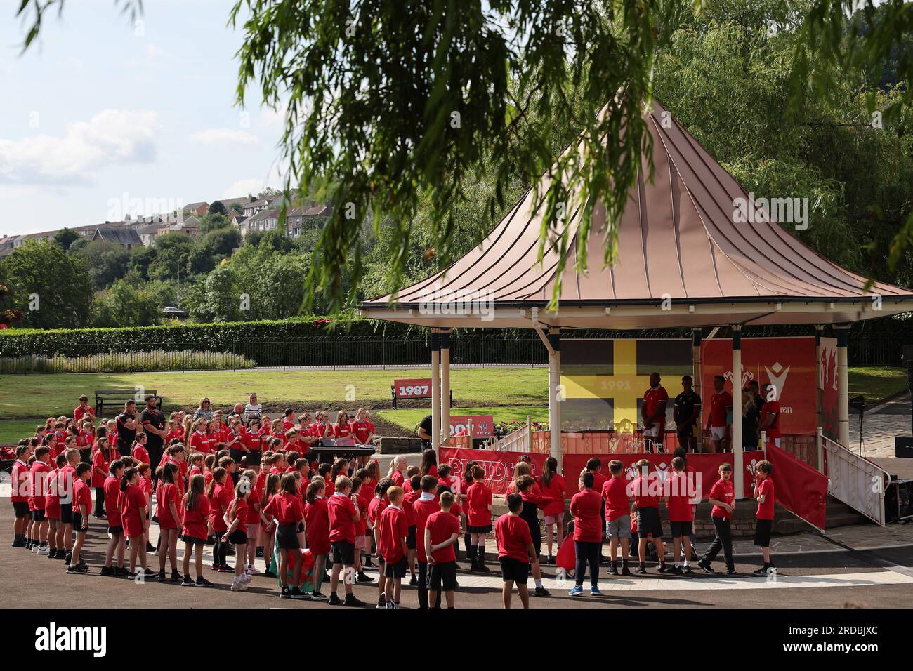 Pontypridd, Großbritannien. 20. Juli 2023. Wales-Spieler am Spielstand beantworten am Donnerstag, den 20. Juli 2023, Fragen an lokale Schulkinder im Wales Rugby-Team Rugby World Cup 2023-Trikot im Ynysangharad war Memorial Park. Bild von Andrew Orchard/Andrew Orchard Sportfotografie/Alamy Live News Credit: Andrew Orchard Sportfotografie/Alamy Live News Stockfoto