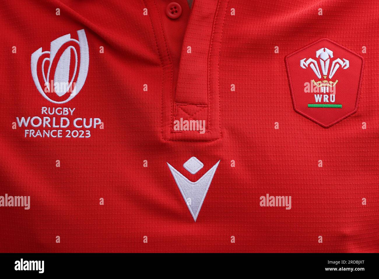 Pontypridd, Großbritannien. 20. Juli 2023. Nahaufnahme des neuen Wales RWC Trikots beim Wales Rugby-Team Rugby World Cup 2023 Trikot am Donnerstag, den 20. Juli 2023 im Ynysangharad war Memorial Park. Bild von Andrew Orchard/Andrew Orchard Sportfotografie/Alamy Live News Credit: Andrew Orchard Sportfotografie/Alamy Live News Stockfoto