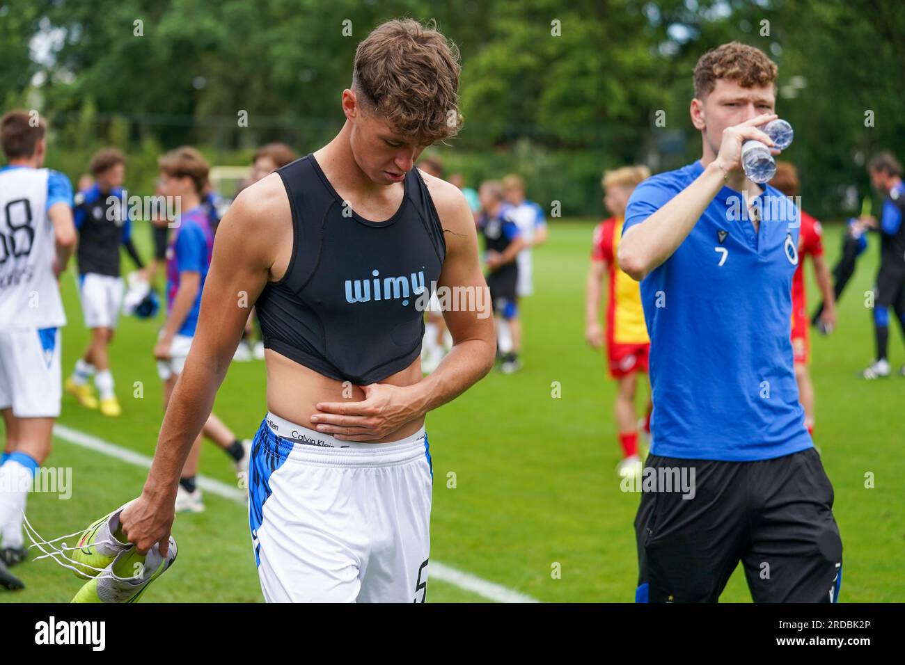 St. Michielsgestel, Niederlande. 15. Juli 2023. SINT-MICHIELSGESTEL, NIEDERLANDE - JULI 15: Jack Hendry vom Club Brügge und Andreas Skov Olsen vom Club Brügge während des Vorsaison-Freundschaftsspiels zwischen Go Ahead Eagles und Club Brügge im Sportpark Zegenwerp am 15. Juli 2023 in Sint-Michielsgestel, Niederlande (Foto von Joris Verwijst/Orange Pictures) Guthaben: Orange Pics BV/Alamy Live News Stockfoto