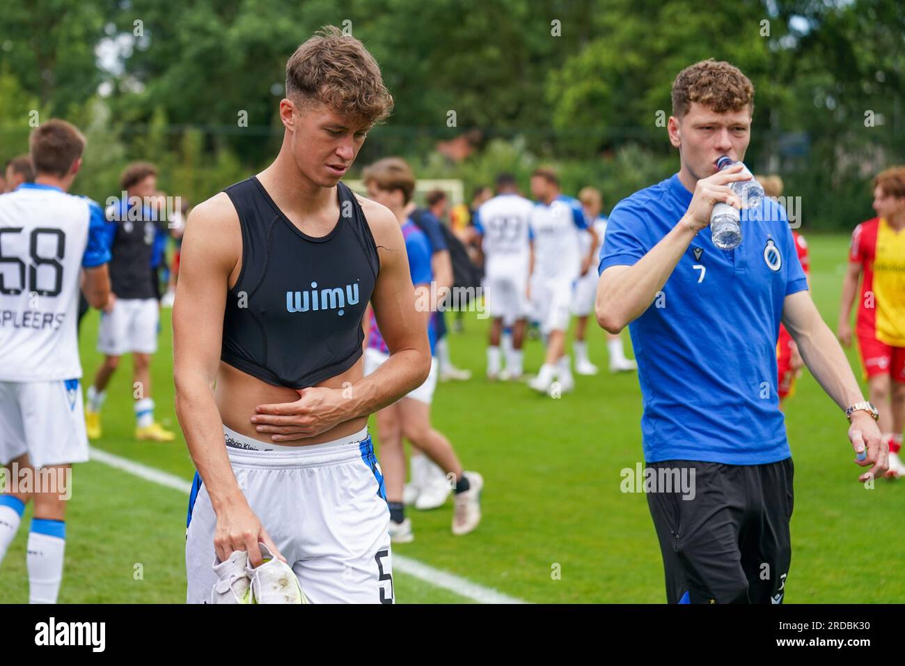 St. Michielsgestel, Niederlande. 15. Juli 2023. SINT-MICHIELSGESTEL, NIEDERLANDE - JULI 15: Jack Hendry vom Club Brügge und Andreas Skov Olsen vom Club Brügge während des Vorsaison-Freundschaftsspiels zwischen Go Ahead Eagles und Club Brügge im Sportpark Zegenwerp am 15. Juli 2023 in Sint-Michielsgestel, Niederlande (Foto von Joris Verwijst/Orange Pictures) Guthaben: Orange Pics BV/Alamy Live News Stockfoto