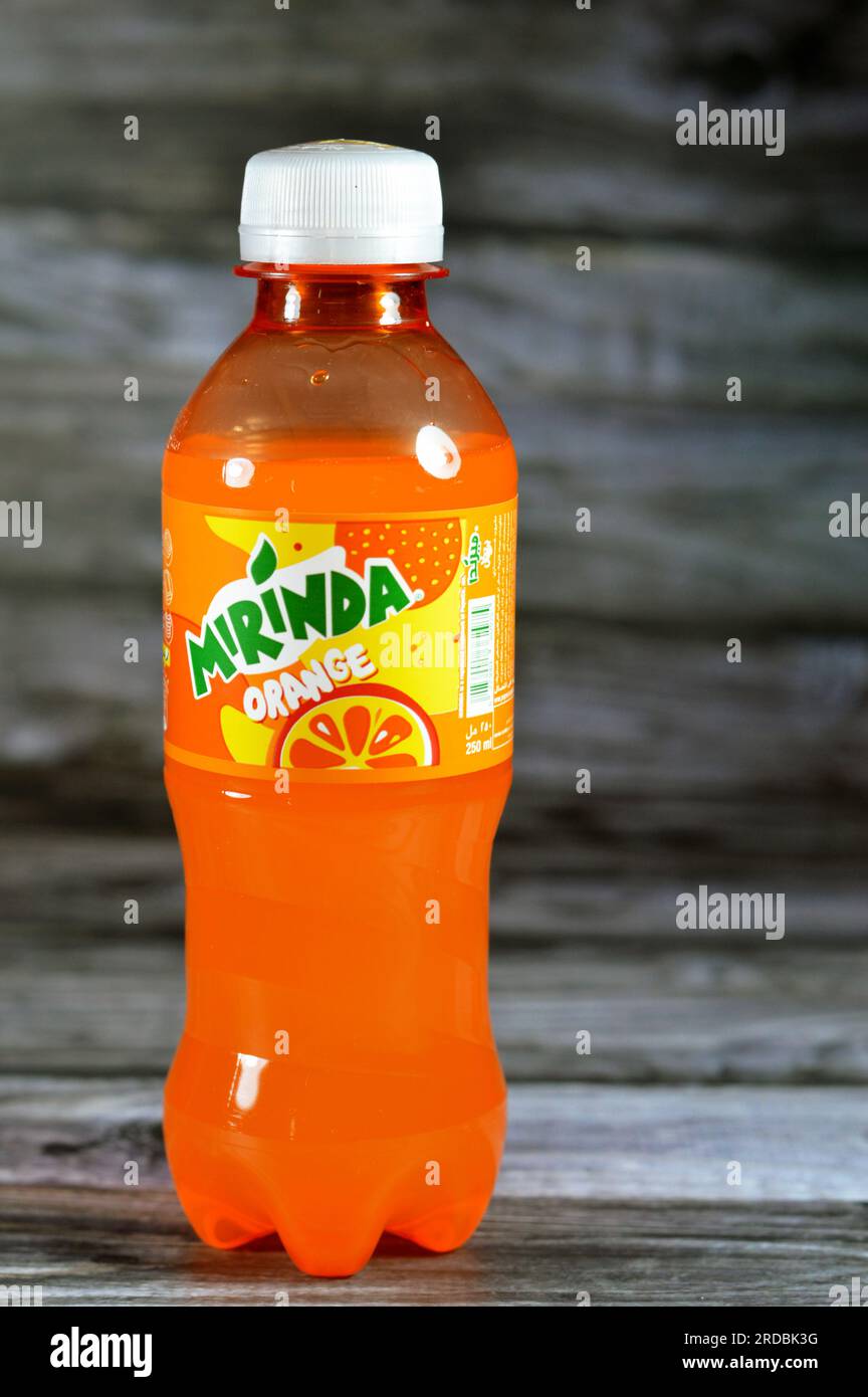 Kairo, Ägypten, Juni 24 2023: Mirinda , eine Marke von Erfrischungsgetränken, die ursprünglich 1959 in Spanien hergestellt und seit 1970 weltweit von PepsiCo vertrieben wurde. Es ist keine Stockfoto