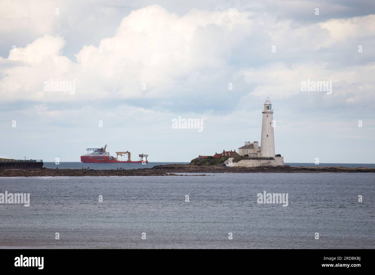 St. Marys Light House Whitley Bay mit Boot Stockfoto