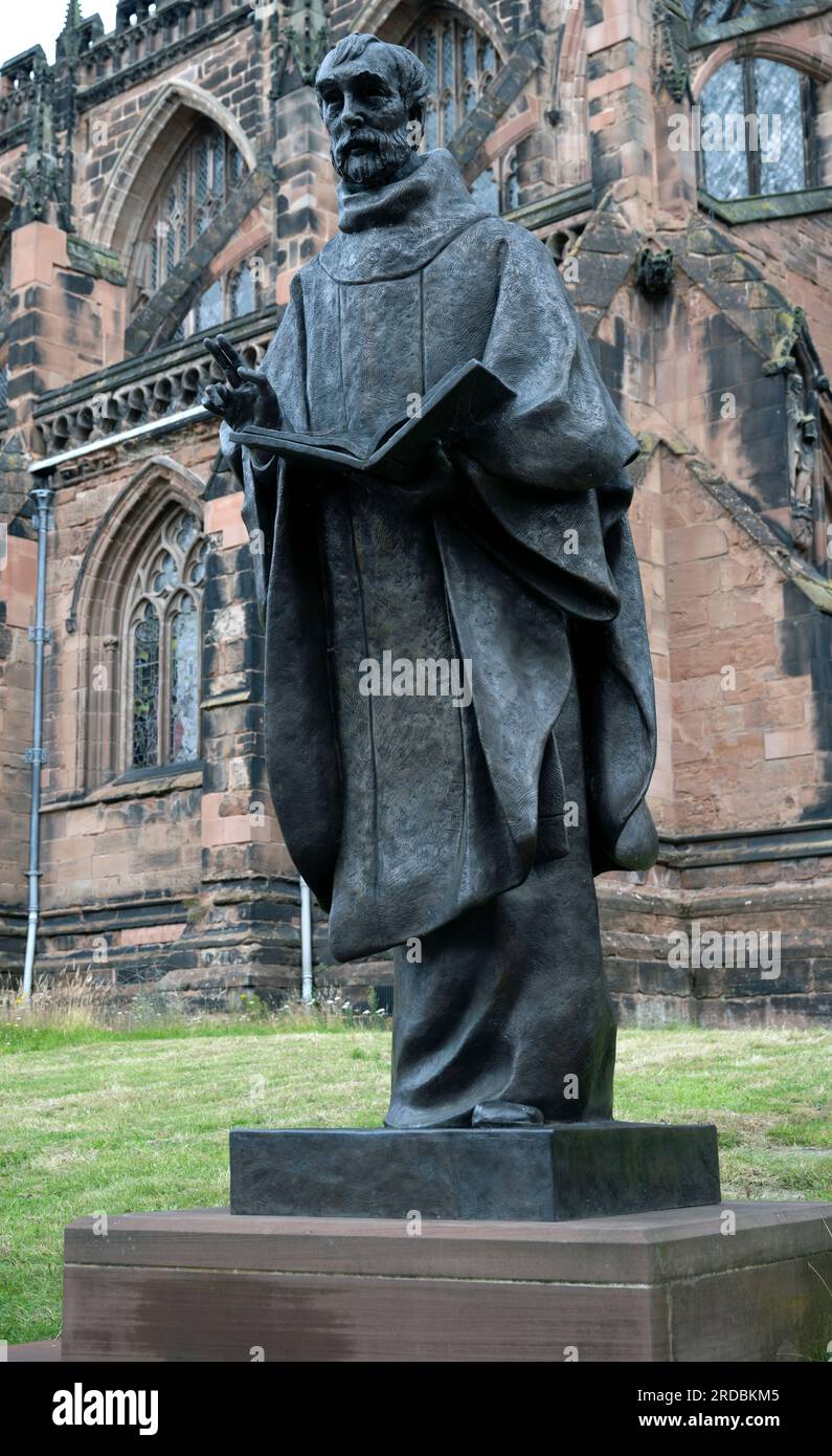 Statue des Heiligen Tschad von Peter Walker vor der Kathedrale von Lichfield, Lichfield, Staffordshire, England, Großbritannien Stockfoto