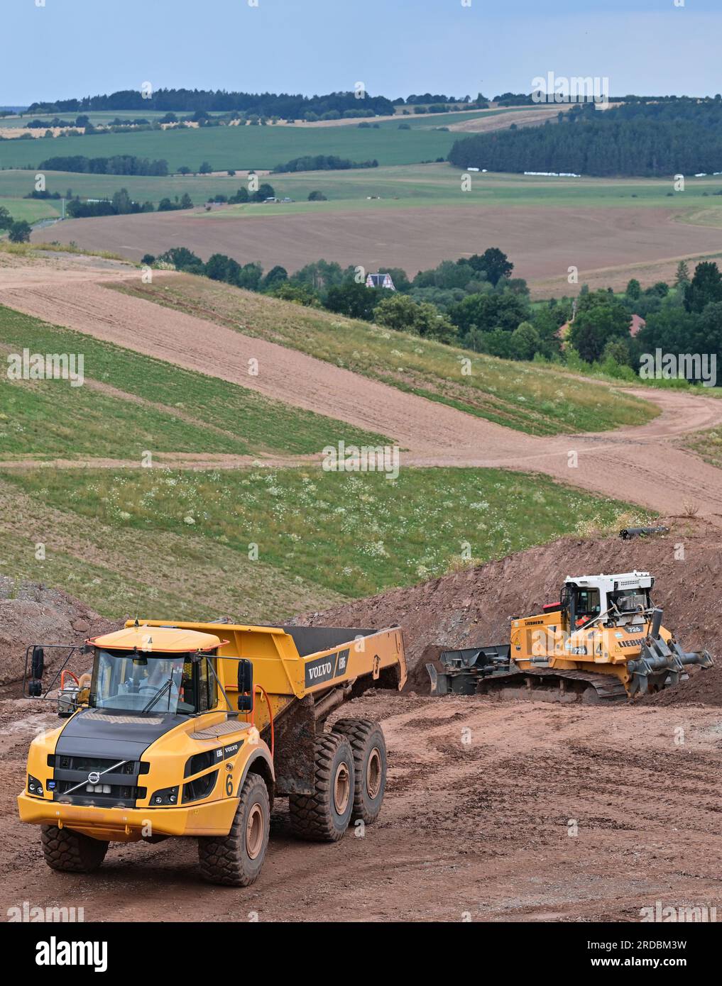 20. Juli 2023, Thüringen, Zwirtzschen: Am größten Wismut-Standort in Thüringen werden schwere Maschinen eingesetzt, um das Erbe des Uranerzbergbaus zu säubern. In der Bergeanlage Culmitzsch wurden Rückstände aus der Uranerzverarbeitung gesammelt. Insgesamt befanden sich vier dieser Anlagen auf einer Fläche von rund 570 Hektar in Westsachsen und Ostthüringen. Die Sanierung des Kraftwerks Culmitzsch, das sich auf etwa 250 Hektar erstreckt, wird voraussichtlich bis 2028 dauern und ist die zeitaufwändigste Sanierung von Wismut. Bis 2022 wird die Sanierung kontaminierter Standorte aus dem Uranabbau insgesamt etwa 7 Mrd. eur kosten Stockfoto