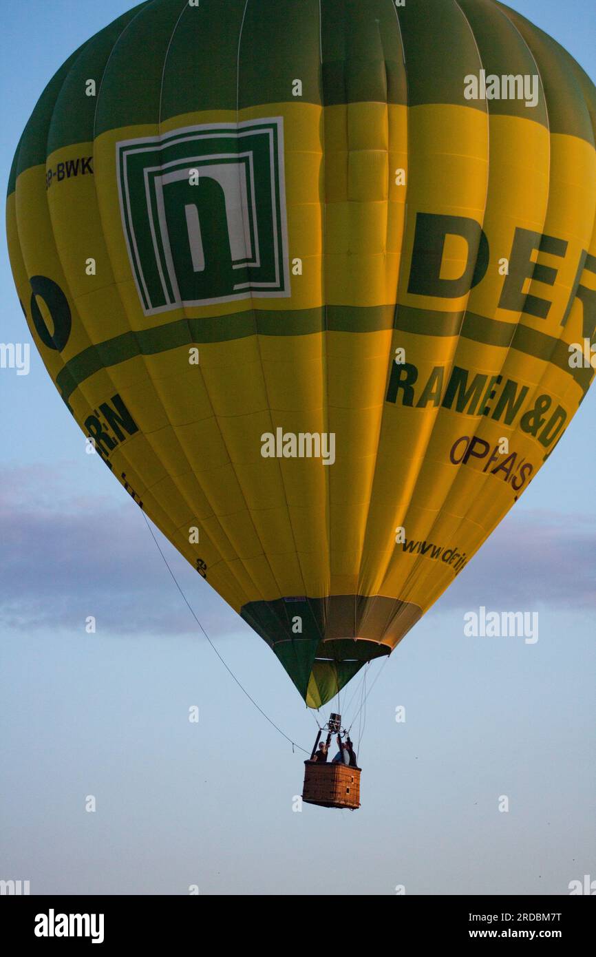 Farbenfroher Ballonflug.30.07.2023 Bialystok Polen. Urlaubszeit und Ballonflug über die Stadt. Stockfoto