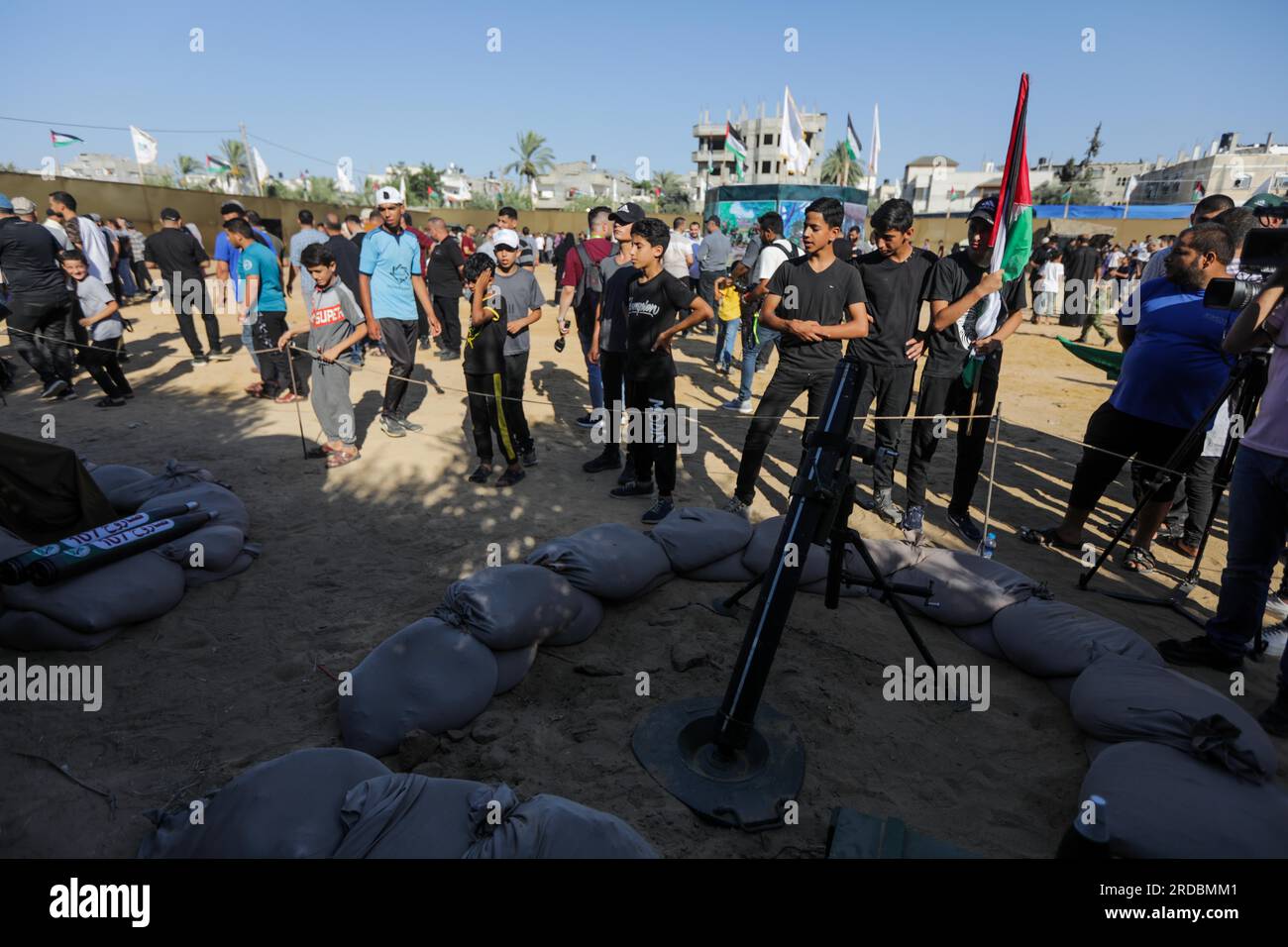 19. Juli 2023: Gaza, Palästina. 19. Juli 2023 Palästinenser besuchen eine Ausstellung von Waffen, Raketen und Tunneln des Militärflügels der Hamas im Maghazi-Lager im zentralen Gazastreifen. Die Ausstellung war Teil des Gedenkens an den 51 Tage dauernden Konflikt zwischen Israel und Gaza von 2014, der im Gazastreifen enorme menschliche Verluste, Zerstörungen und Verwüstungen verursachte (Kreditbild: © Yousef Mohammed/IMAGESLIVE via ZUMA Press Wire), NUR REDAKTIONELLER GEBRAUCH! Nicht für den kommerziellen GEBRAUCH! Stockfoto