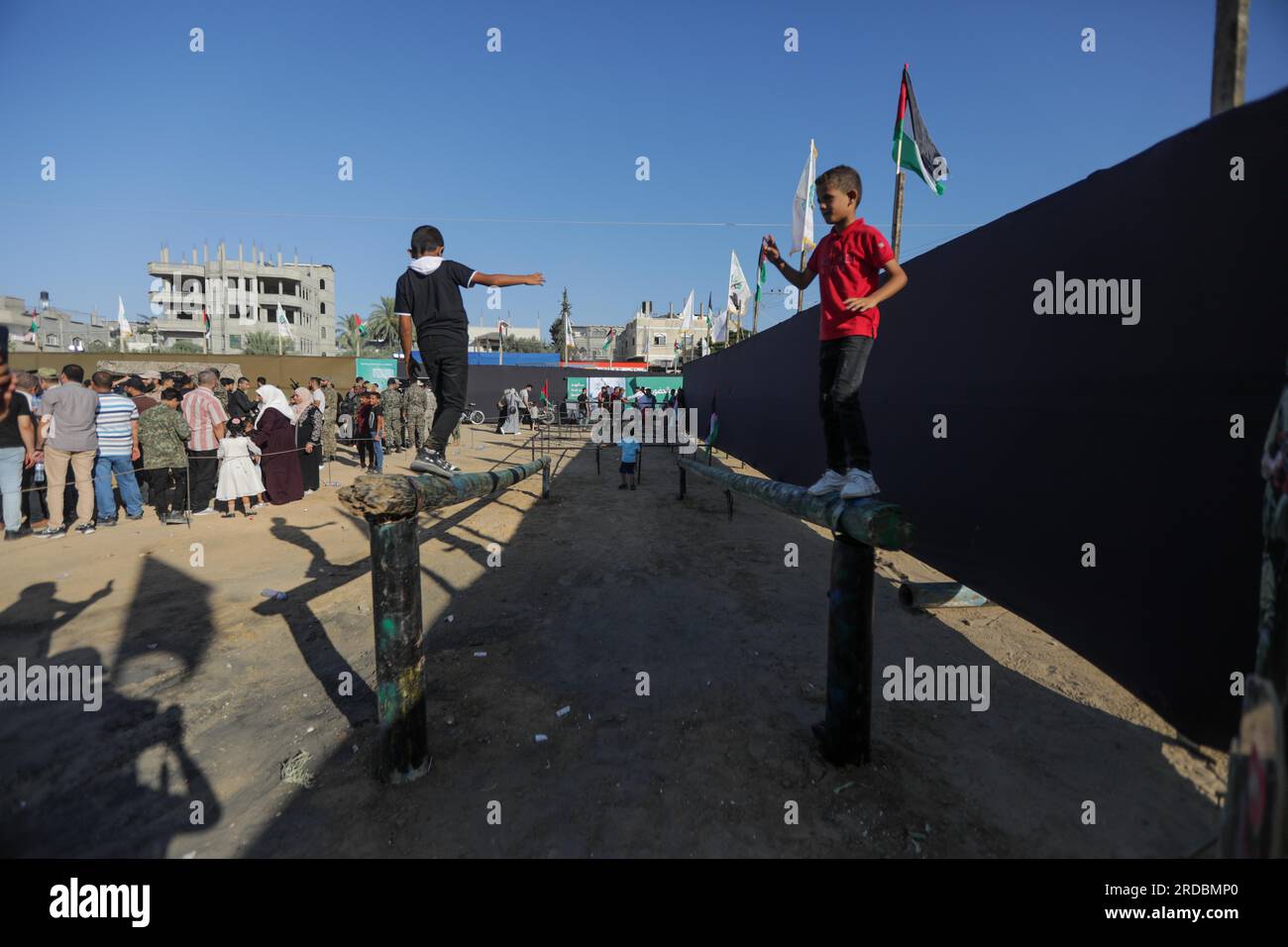 19. Juli 2023: Gaza, Palästina. 19. Juli 2023 Palästinenser besuchen eine Ausstellung von Waffen, Raketen und Tunneln des Militärflügels der Hamas im Maghazi-Lager im zentralen Gazastreifen. Die Ausstellung war Teil des Gedenkens an den 51 Tage dauernden Konflikt zwischen Israel und Gaza von 2014, der im Gazastreifen enorme menschliche Verluste, Zerstörungen und Verwüstungen verursachte (Kreditbild: © Yousef Mohammed/IMAGESLIVE via ZUMA Press Wire), NUR REDAKTIONELLER GEBRAUCH! Nicht für den kommerziellen GEBRAUCH! Stockfoto