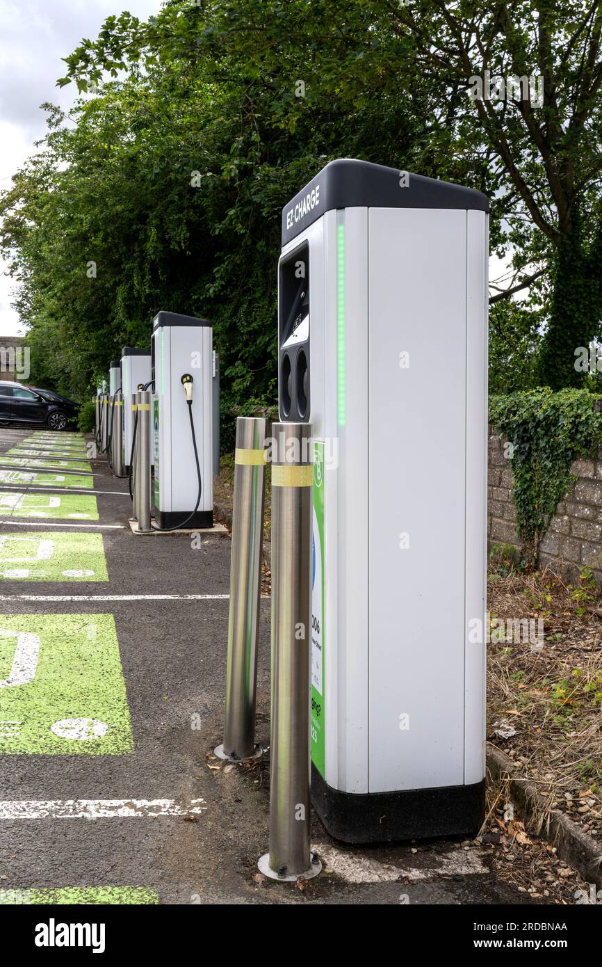 Ladestation für Elektrofahrzeuge am New Street Car Park, Chipping Norton, Oxfordshire, England, Großbritannien – EZ-Charge Stockfoto