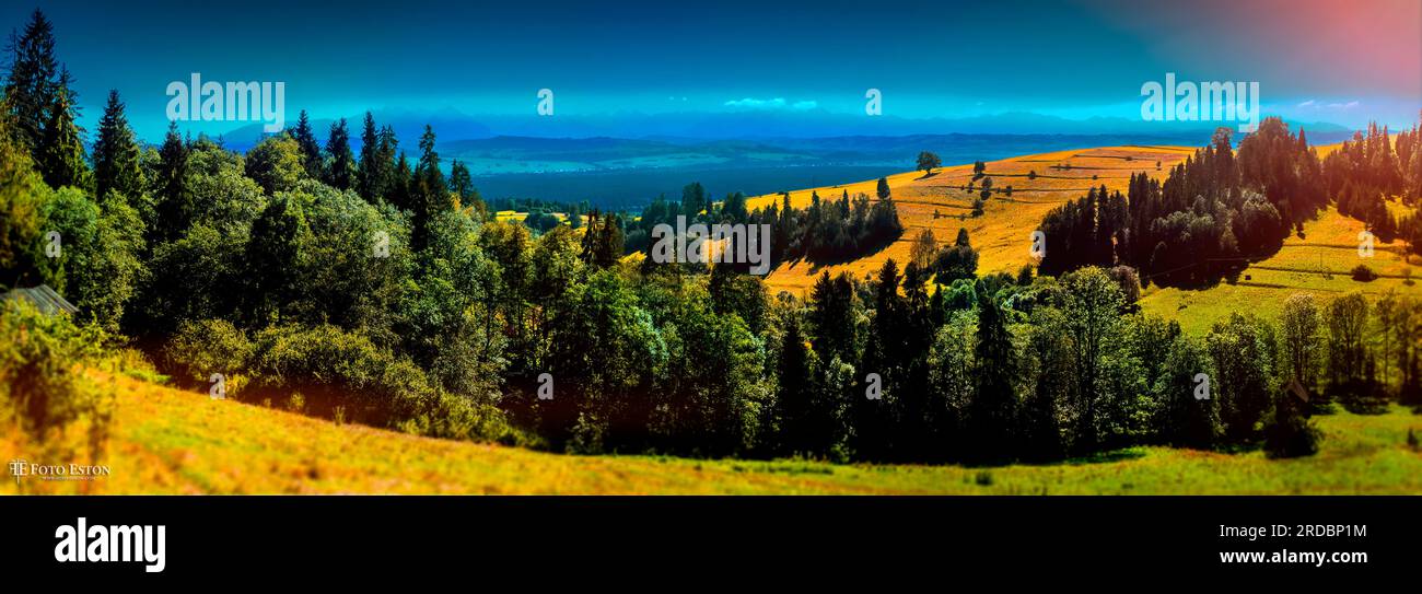 Wunderschöne Berge an einem sonnigen Sommertag. Grüne Wälder und Ackerland in der Bergregion Polens Stockfoto