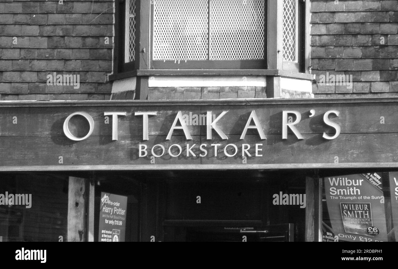 Beschilderung vor einer Niederlassung der Buchladenkette Ottakars in Tenterden in Kent, England, am 1. April 2005. Das 1987 gegründete Unternehmen wurde 2006 von Waterstones übernommen. Stockfoto