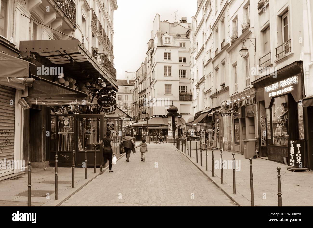 Typische Straße in Paris, Frankreich Stockfoto