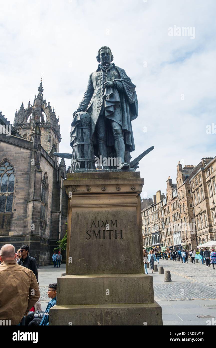 Statue von Adam Smith, schottischer Philosoph und Ökonom, The Royal Mile, Edinburgh, Schottland, Großbritannien. Stockfoto