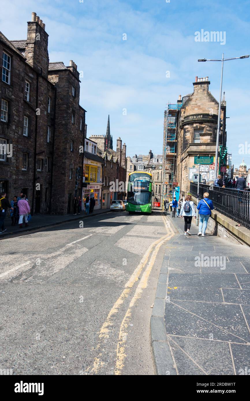 Edinburgh Tour Bus Richtung Candlemaker Row, Edinburgh, Schottland, Großbritannien. Stockfoto