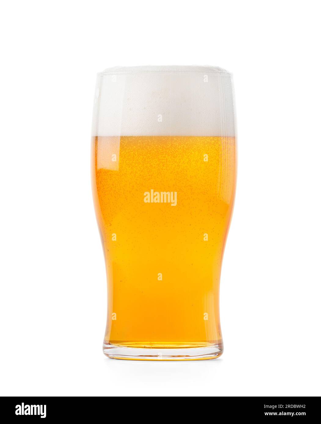 Ein Glas helles Bier mit wunderschönem Schaum auf weißem Hintergrund, Bier in einem Glasbecher. Stockfoto
