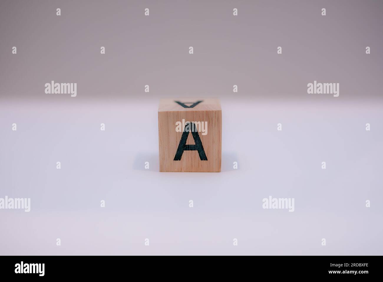 Holzblock mit der Aufschrift „A“ auf weißem Hintergrund. Stockfoto