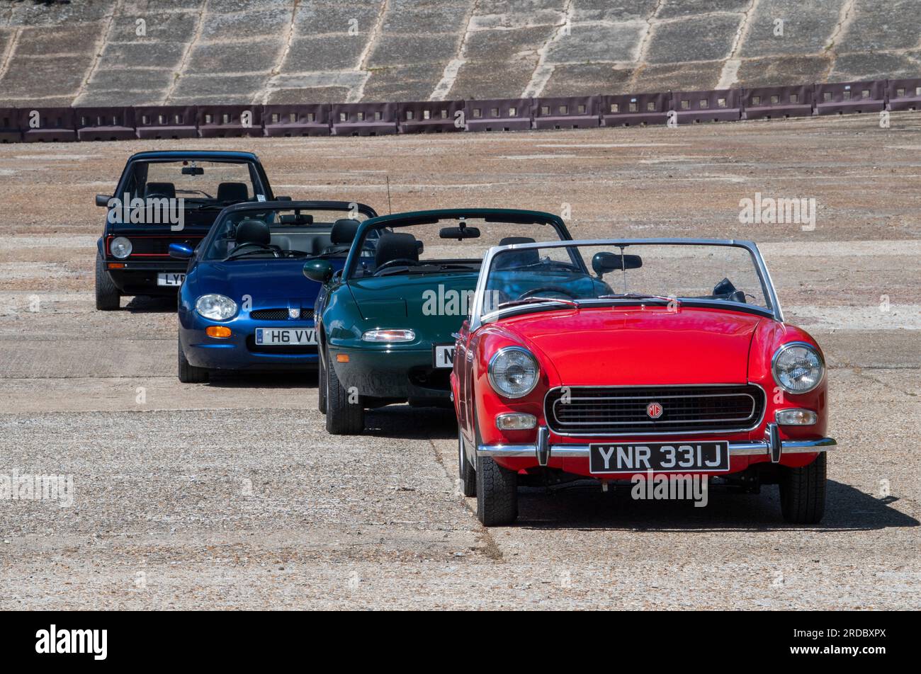 Großartige Sportwagen verschiedener Generationen - Mk1 MA Mazda MX5, MG Midget, MG-F und Mk1 VW Golf GTi Stockfoto