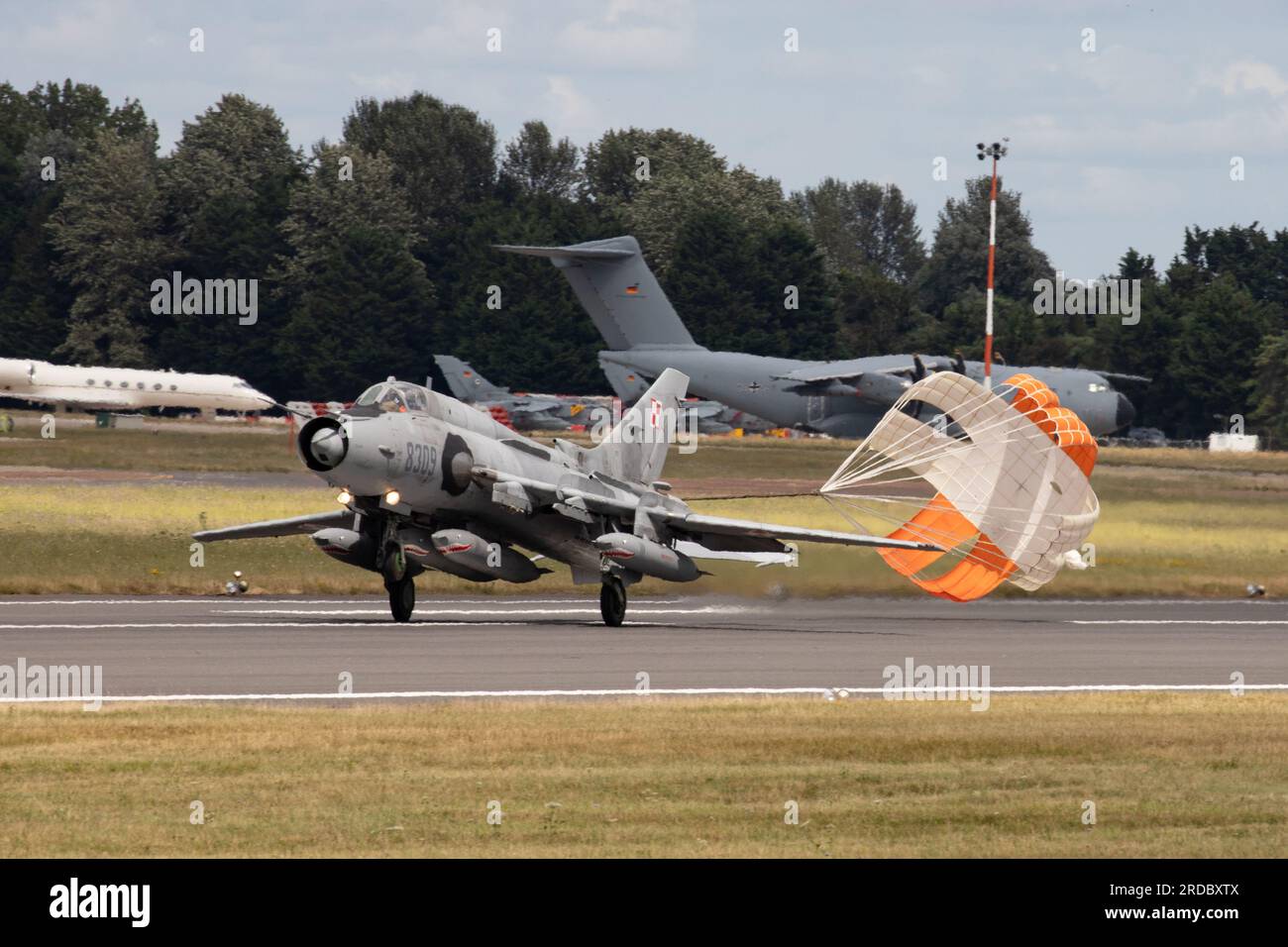 Die polnische Luftwaffe Su-22 Fitter landete mit Hilfe einer Rutsche auf der Royal International Air Tattoo 2023. Stockfoto