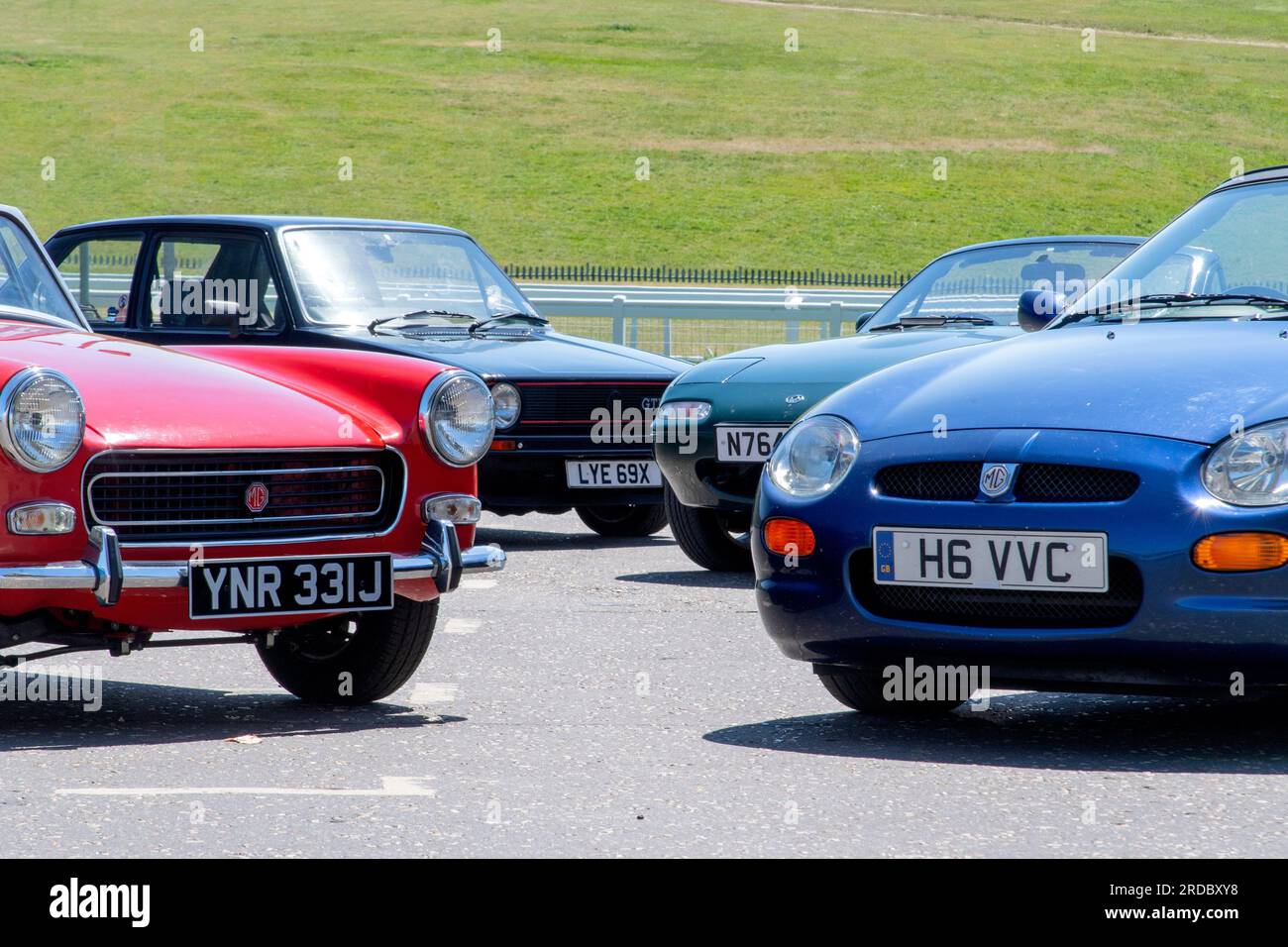 Großartige Sportwagen verschiedener Generationen - Mk1 MA Mazda MX5, MG Midget, MG-F und Mk1 VW Golf GTi Stockfoto