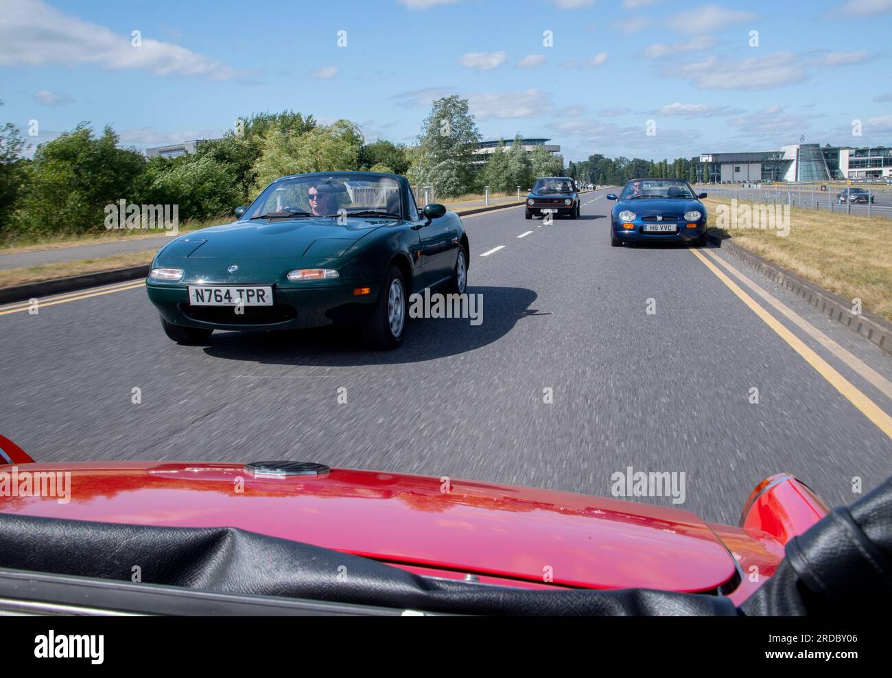 Großartige Sportwagen verschiedener Generationen - Mk1 MA Mazda MX5, MG Midget, MG-F und Mk1 VW Golf GTi Stockfoto