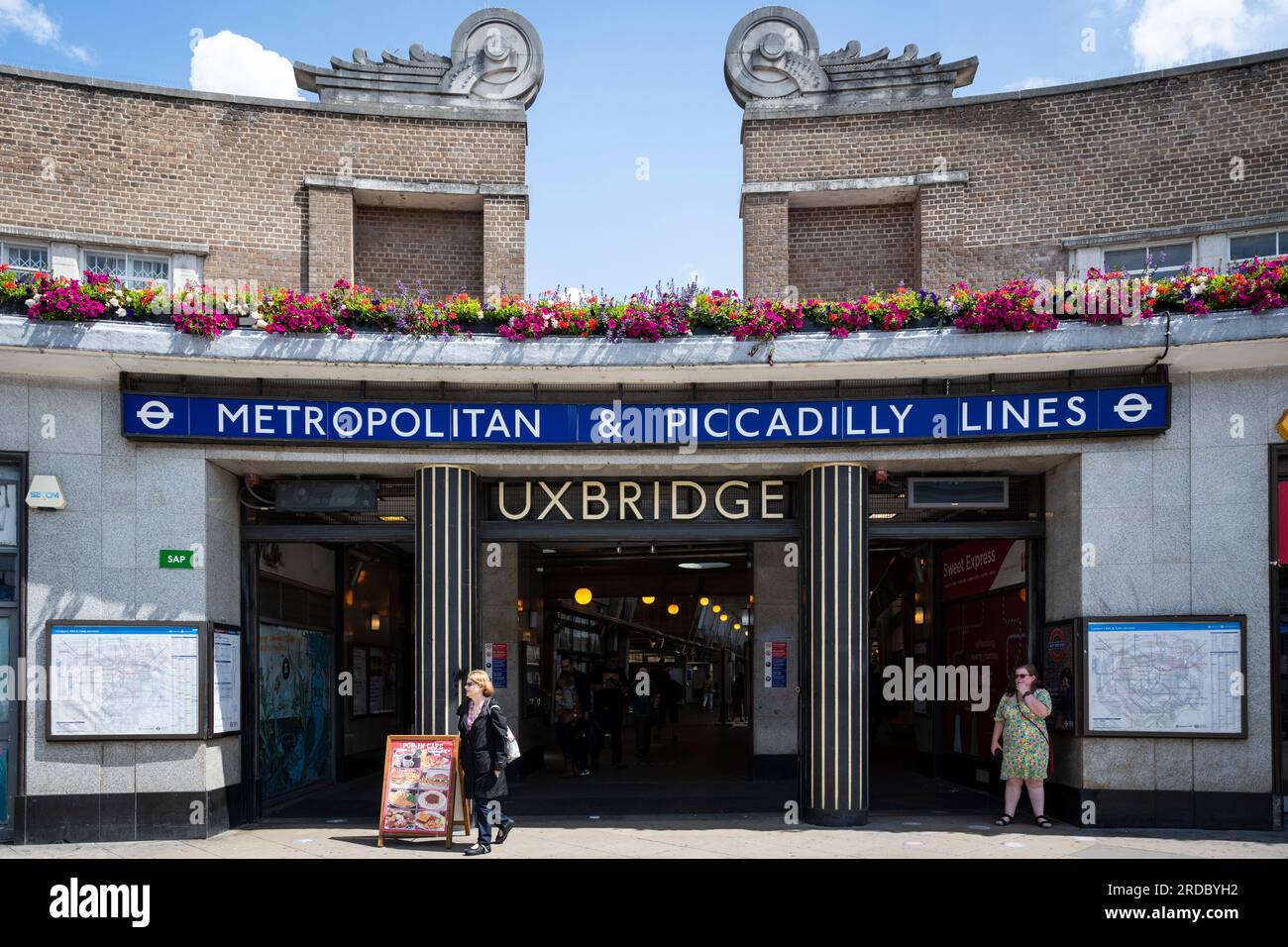 London, Großbritannien. 20. Juli 2023 Die Außenansicht der U-Bahn-Station in Uxbridge, Nordwest-London. Die Einwohner des Wahlkreises Uxbridge und South Ruislip stimmen in einer Nachwahl ab, um ihr neues Mitglied des Parlaments nach dem Rücktritt ihres ehemaligen Parlamentsabgeordneten Boris Johnson zu wählen. Zwei weitere Wahlkreise, Selby und Ainsty, sowie Somerton und Frome, die bei den letzten Parlamentswahlen 2019 von den Konservativen gewonnen wurden, führen heute ebenfalls eine Nachwahl durch. Kredit: Stephen Chung / Alamy Live News Stockfoto