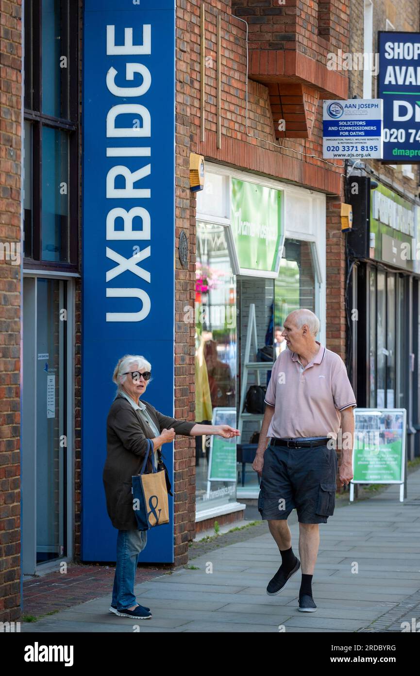 London, Großbritannien. 20. Juli 2023 Leute außerhalb der lokalen Bibliothek in Uxbridge, Nordwest-London. Die Einwohner des Wahlkreises Uxbridge und South Ruislip stimmen in einer Nachwahl ab, um ihr neues Mitglied des Parlaments nach dem Rücktritt ihres ehemaligen Parlamentsabgeordneten Boris Johnson zu wählen. Zwei weitere Wahlkreise, Selby und Ainsty, sowie Somerton und Frome, die bei den letzten Parlamentswahlen 2019 von den Konservativen gewonnen wurden, führen heute ebenfalls eine Nachwahl durch. Kredit: Stephen Chung / Alamy Live News Stockfoto