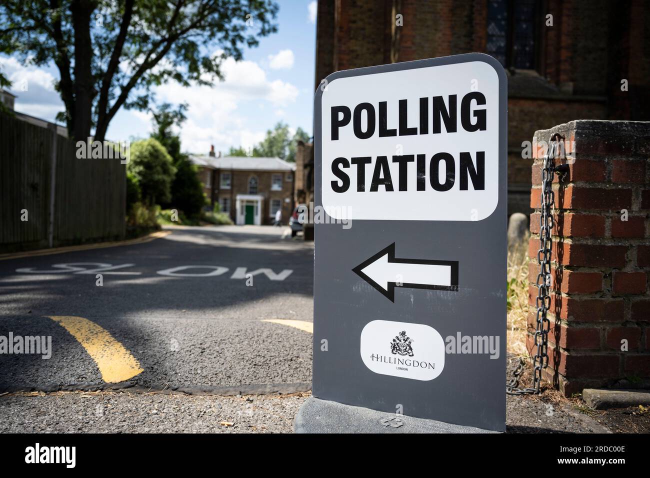 London, Großbritannien. 20. Juli 2023 Außenansicht der Wahlstation in der St. Andrew's Church in Uxbridge, Nordwest-London. Die Einwohner des Wahlkreises Uxbridge und South Ruislip stimmen in einer Nachwahl ab, um ihr neues Mitglied des Parlaments nach dem Rücktritt ihres ehemaligen Parlamentsabgeordneten Boris Johnson zu wählen. Zwei weitere Wahlkreise, Selby und Ainsty, sowie Somerton und Frome, die bei den letzten Parlamentswahlen 2019 von den Konservativen gewonnen wurden, führen heute ebenfalls eine Nachwahl durch. Kredit: Stephen Chung / Alamy Live News Stockfoto