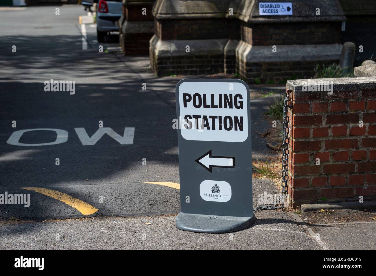 London, Großbritannien. 20. Juli 2023 Außenansicht der Wahlstation in der St. Andrew's Church in Uxbridge, Nordwest-London. Die Einwohner des Wahlkreises Uxbridge und South Ruislip stimmen in einer Nachwahl ab, um ihr neues Mitglied des Parlaments nach dem Rücktritt ihres ehemaligen Parlamentsabgeordneten Boris Johnson zu wählen. Zwei weitere Wahlkreise, Selby und Ainsty, sowie Somerton und Frome, die bei den letzten Parlamentswahlen 2019 von den Konservativen gewonnen wurden, führen heute ebenfalls eine Nachwahl durch. Kredit: Stephen Chung / Alamy Live News Stockfoto