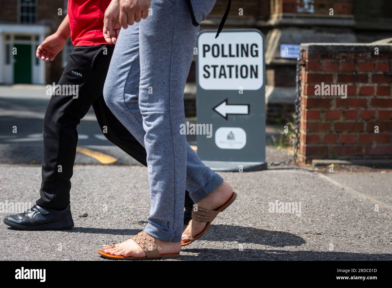 London, Großbritannien. 20. Juli 2023 Die Leute passieren die Wahllokale in der St. Andrew's Church in Uxbridge, Nordwest-London. Die Einwohner des Wahlkreises Uxbridge und South Ruislip stimmen in einer Nachwahl ab, um ihr neues Mitglied des Parlaments nach dem Rücktritt ihres ehemaligen Parlamentsabgeordneten Boris Johnson zu wählen. Zwei weitere Wahlkreise, Selby und Ainsty, sowie Somerton und Frome, die bei den letzten Parlamentswahlen 2019 von den Konservativen gewonnen wurden, führen heute ebenfalls eine Nachwahl durch. Kredit: Stephen Chung / Alamy Live News Stockfoto