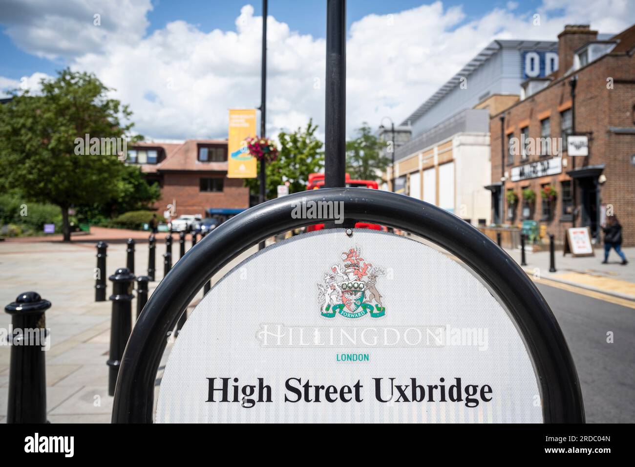 London, Großbritannien. 20. Juli 2023 Ein allgemeiner Blick in Uxbridge, Nordwest-London. Die Einwohner des Wahlkreises Uxbridge und South Ruislip stimmen in einer Nachwahl ab, um ihr neues Mitglied des Parlaments nach dem Rücktritt ihres ehemaligen Parlamentsabgeordneten Boris Johnson zu wählen. Zwei weitere Wahlkreise, Selby und Ainsty, sowie Somerton und Frome, die bei den letzten Parlamentswahlen 2019 von den Konservativen gewonnen wurden, führen heute ebenfalls eine Nachwahl durch. Kredit: Stephen Chung / Alamy Live News Stockfoto