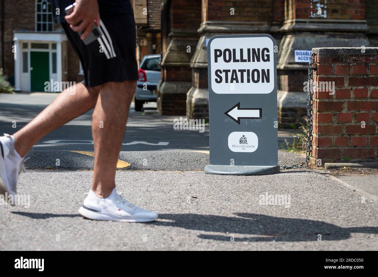 London, Großbritannien. 20. Juli 2023 Ein Mann kommt an der Wahlstation in der St. Andrew's Church in Uxbridge, Nordwest-London vorbei. Die Einwohner des Wahlkreises Uxbridge und South Ruislip stimmen in einer Nachwahl ab, um ihr neues Mitglied des Parlaments nach dem Rücktritt ihres ehemaligen Parlamentsabgeordneten Boris Johnson zu wählen. Zwei weitere Wahlkreise, Selby und Ainsty, sowie Somerton und Frome, die bei den letzten Parlamentswahlen 2019 von den Konservativen gewonnen wurden, führen heute ebenfalls eine Nachwahl durch. Kredit: Stephen Chung / Alamy Live News Stockfoto