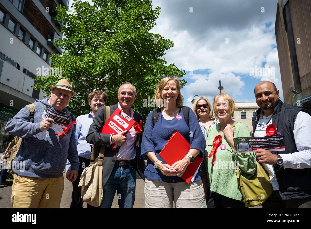 London, Großbritannien. 20. Juli 2023 (C) Ruth Cadbury, Abgeordneter der Labour-Partei, Brentford & Isleworth, führt Kampagnen mit Aktivisten der Labour-Partei in Uxbridge, Nordwest-London. Die Einwohner des Wahlkreises Uxbridge und South Ruislip stimmen in einer Nachwahl ab, um ihr neues Mitglied des Parlaments nach dem Rücktritt ihres ehemaligen Parlamentsabgeordneten Boris Johnson zu wählen. Zwei weitere Wahlkreise, Selby und Ainsty, sowie Somerton und Frome, die bei den letzten Parlamentswahlen 2019 von den Konservativen gewonnen wurden, führen heute ebenfalls eine Nachwahl durch. Kredit: Stephen Chung / Alamy Live News Stockfoto