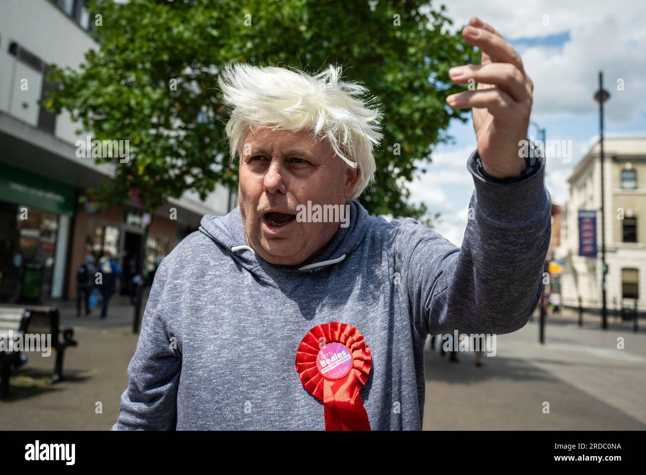 London, Großbritannien. 20. Juli 2023 Labour-Cllr Alan Mitchell, Feltham Central, spielt eine Perücke und gibt sich als Boris Johnson aus, während er mit Labour-Parteiaktivisten in Uxbridge, Nordwest-London, kämpft. Die Einwohner des Wahlkreises Uxbridge und South Ruislip stimmen in einer Nachwahl ab, um ihr neues Mitglied des Parlaments nach dem Rücktritt ihres ehemaligen Parlamentsabgeordneten Boris Johnson zu wählen. Zwei weitere Wahlkreise, Selby und Ainsty, sowie Somerton und Frome, die bei den letzten Parlamentswahlen 2019 von den Konservativen gewonnen wurden, führen heute ebenfalls eine Nachwahl durch. Kredit: Stephen Chung / Alamy Live News Stockfoto