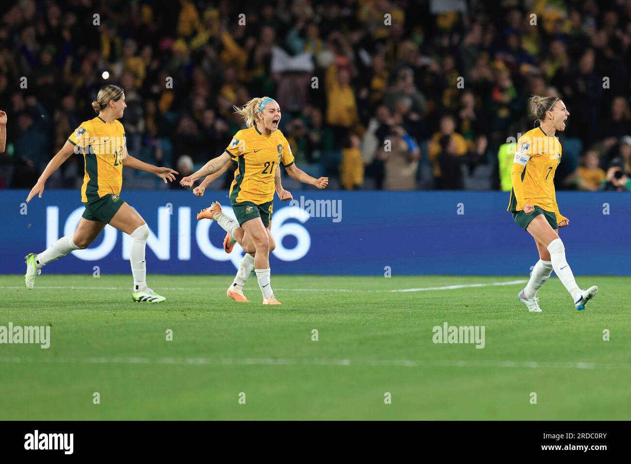 20. Juli 2023; Stadium Australia, Sydney, NSW, Australien: FIFA Womens World Cup Group B Fußball, Australien gegen Republik Irland; Steph Catley aus Australien läuft zur Menge, um zu feiern, nachdem er in der 52. Minute vom Elfmeterplatz abgeschnitten hat Stockfoto