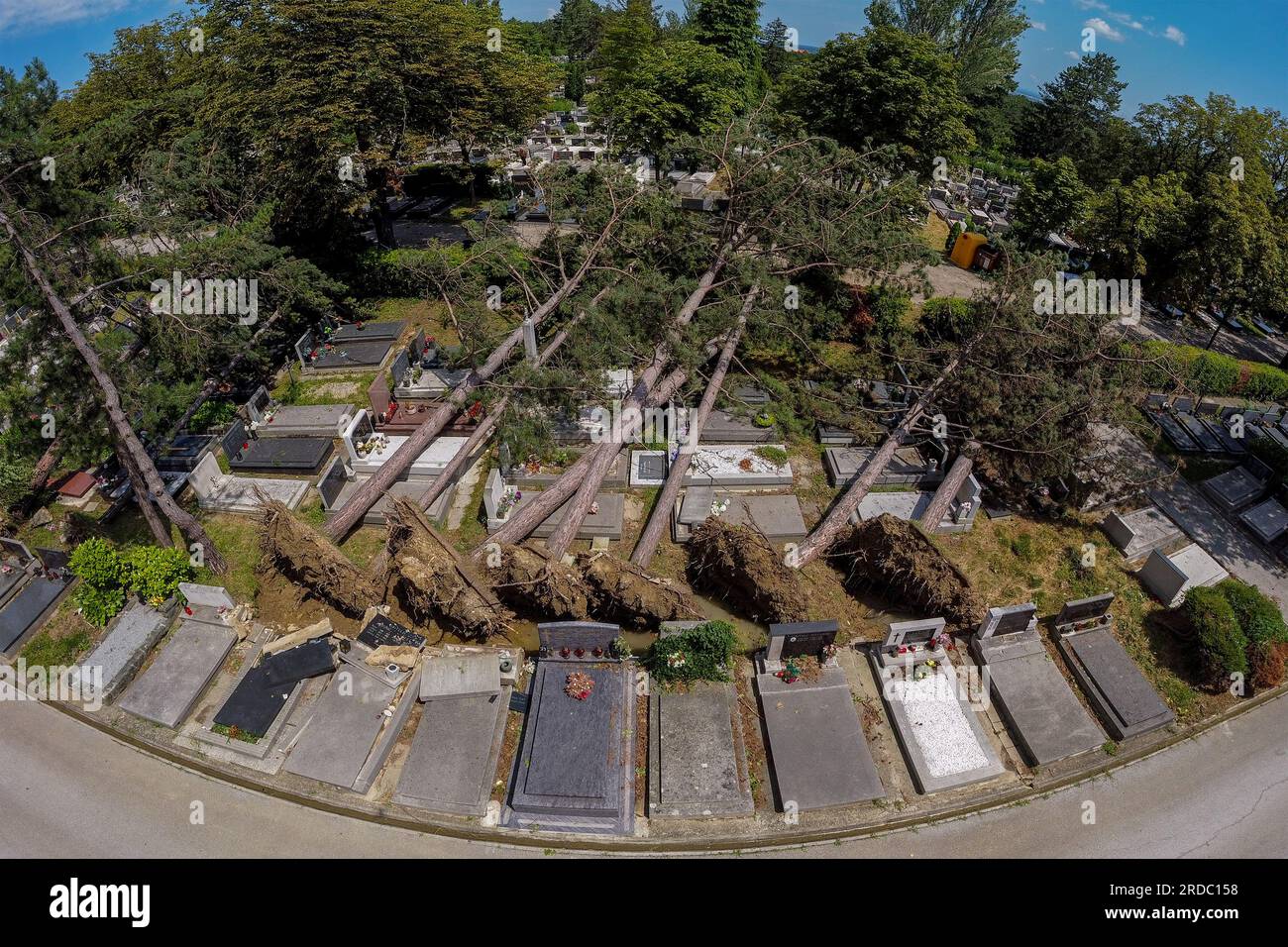 20.07.2023., Zagreb Olujno nevrijeme poharalo je i zagrebacko groblje