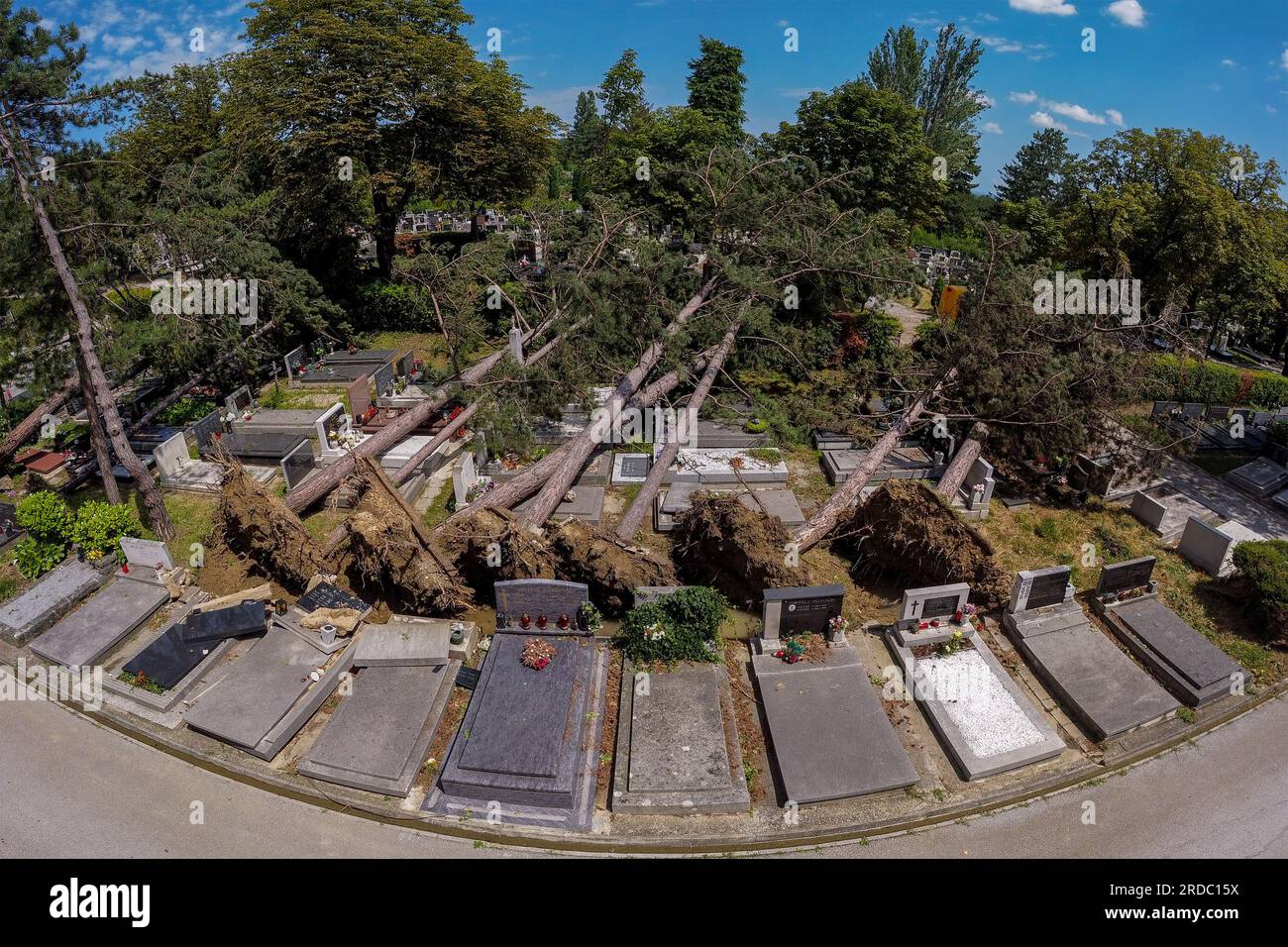 20.07.2023., Zagreb Olujno nevrijeme poharalo je i zagrebacko groblje